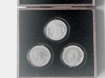 drie zilveren munten in houten luxedoos, a verminderde prijs