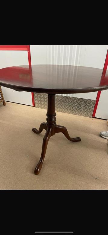 Table ronde Flamant en acajou, Enlèvement