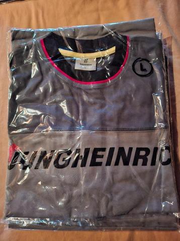 ingepakte nieuwe t-hirts beschikbaar voor biedingen
