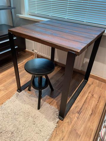 Houten tafel met roestvrije poten beschikbaar voor biedingen