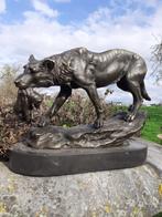 Superbe  bronze signé d'une louve et de son louveteau, Enlèvement ou Envoi, Bronze