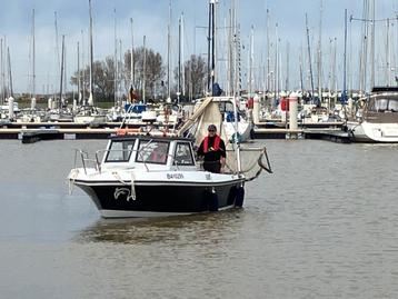 Motorboot uitgerust voor recreatief garnaalkorren