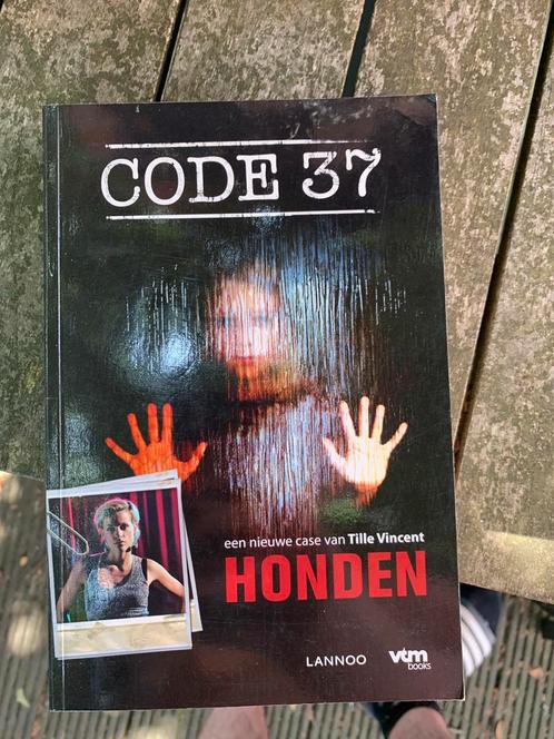 Tille Vincent - Honden, Boeken, Thrillers, Zo goed als nieuw, Ophalen of Verzenden