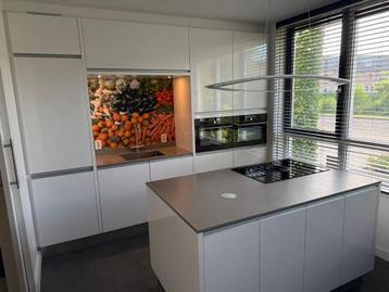 Complete hoogglans eilandkeuken met PelgrimGEDEMONTEERD beschikbaar voor biedingen