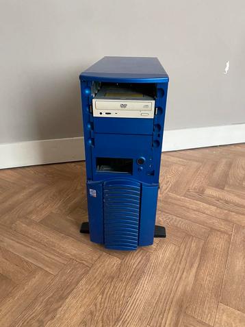 Grote computerkast beschikbaar voor biedingen