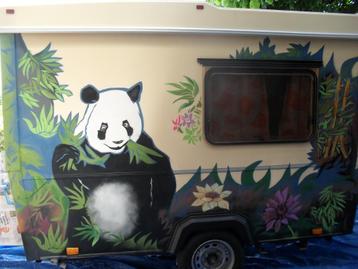 Heb je een saaie caravan,graffiti stijl beschikbaar voor biedingen
