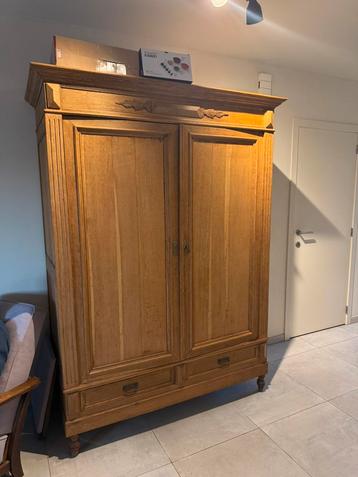 Houten kast beschikbaar voor biedingen