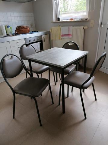 Keukentafel en 4 stoelen