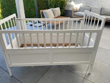 Berceau vintage en bois peint blanc (à donner), Vintage, Enlèvement, Utilisé, 190 cm ou moins