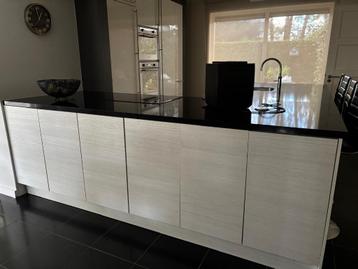 WAANZINNIG DESIGN KEUKEN MET KASTENWAND beschikbaar voor biedingen