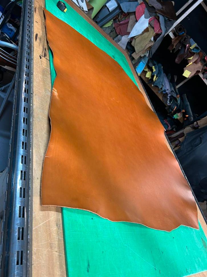 Cognac kleur tuigleer 2 mm dikte half soepel 1, Hobby en Vrije tijd, Stoffen en Lappen, Zo goed als nieuw, Ophalen of Verzenden