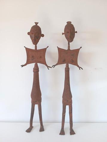 Grand couple Tikar en bronze. beschikbaar voor biedingen