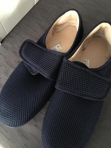 Heren pantoffels met velcrosluiting beschikbaar voor biedingen