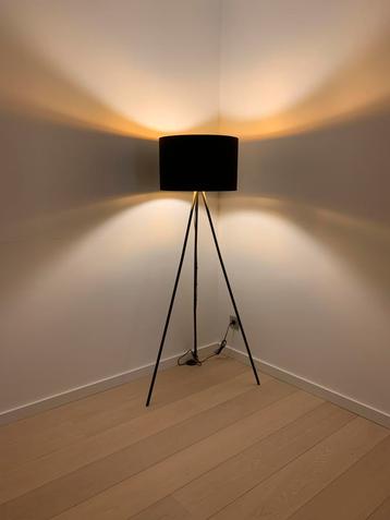 Vloerlamp met metallic voering beschikbaar voor biedingen