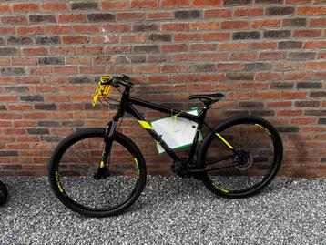 Mountainbiker beschikbaar voor biedingen