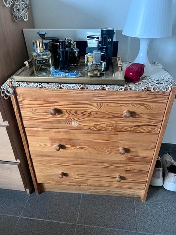 2 ladekasten van hout gemaakt beschikbaar voor biedingen