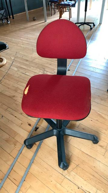 Bureaustoel IKEA rood- gratis beschikbaar voor biedingen