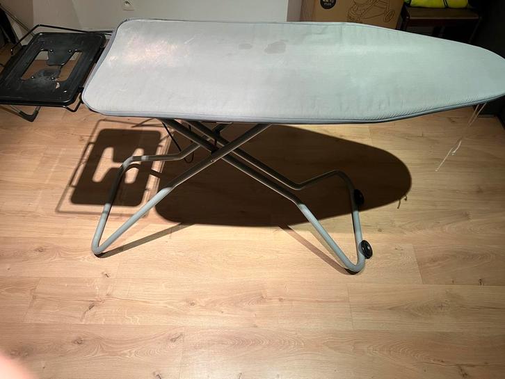 Table à repasser électrique QUIGG, Elektronische apparatuur, Strijkijzers en Strijkplanken, Zo goed als nieuw, Ophalen of Verzenden