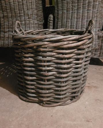Grote rieten mand beschikbaar voor biedingen