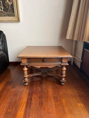 Houten salontafeltje met schuif beschikbaar voor biedingen