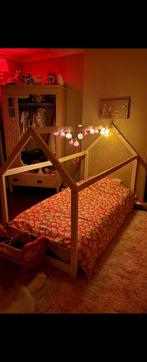 Kinderbed huisje met nieuwe matras en topper, Huis en Inrichting, Ophalen