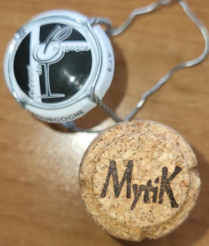 Capsule&bouchon Crémant Bourgogne VICHET noir&blanc nr240244, Collections, Vins, Neuf, Autres types, France, Enlèvement ou Envoi