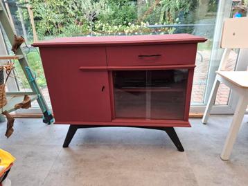 Vintage kastje beschikbaar voor biedingen