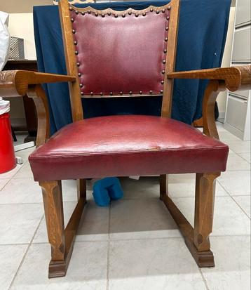 Robuuste comfortabele stoel / zetel met rood leder afgewerkt beschikbaar voor biedingen