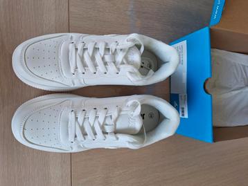 Jako sneaker maat 39 beschikbaar voor biedingen
