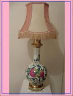 PORCELAINE DE PARIS : Lampvoet met zijden kap , gemerkt, Enlèvement