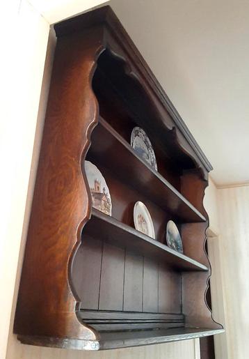 Massief houten vintage wandvitrinekast beschikbaar voor biedingen