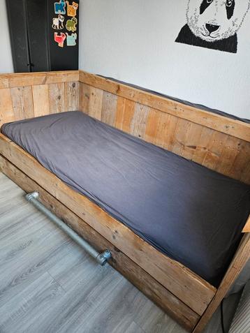 Steigerhouten bed, Enlèvement