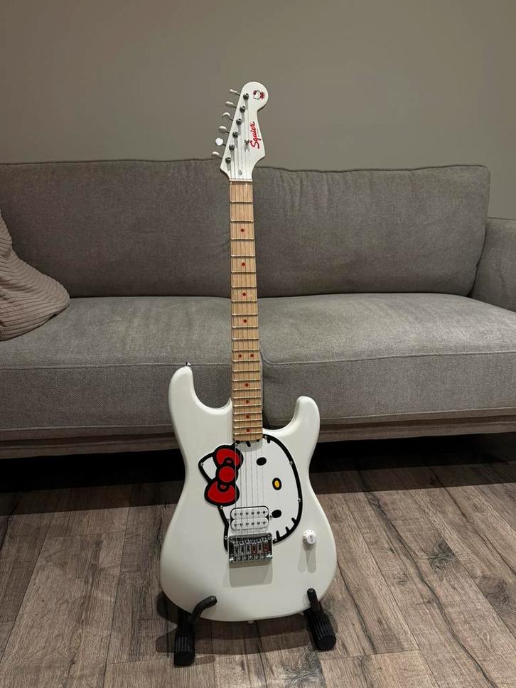 Squier Hello Kitty Stratocaster, Musique & Instruments, Instruments à corde | Guitares | Électriques, Comme neuf, Fender, Enlèvement