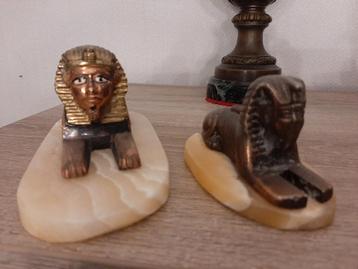 2 Egyptische beetjes op marmeren voet.  beschikbaar voor biedingen