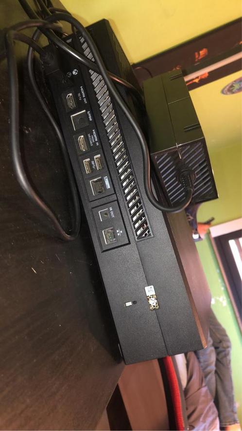 Xbox one x en xbox one x limited edition, Games en Spelcomputers, Spelcomputers | Xbox One, Zo goed als nieuw, Xbox One X, 1 TB