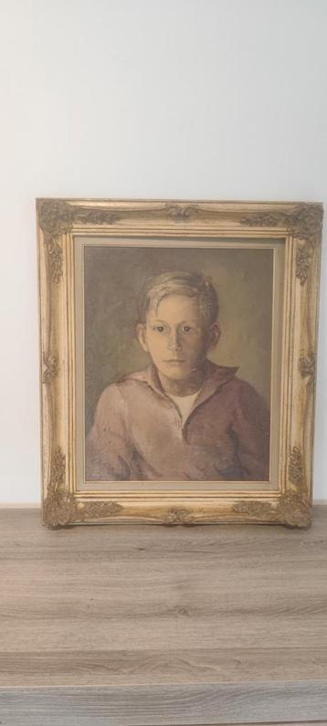 De blonde jongen in roze trui in mooie Barok kader beschikbaar voor biedingen