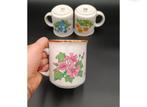 Vintage bloemenmokken uit Engeland: retro keukendecor, Huis en Inrichting, Keuken | Servies, Ophalen, Zo goed als nieuw