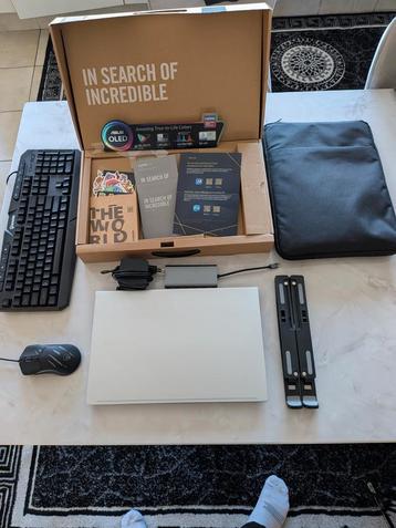 Asus Vivobook 15 OLED met accessories, Computers en Software, Windows Laptops, Ophalen, Zo goed als nieuw
