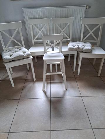 Belles chaises blanches et robustes (+ chaise haute gratuite