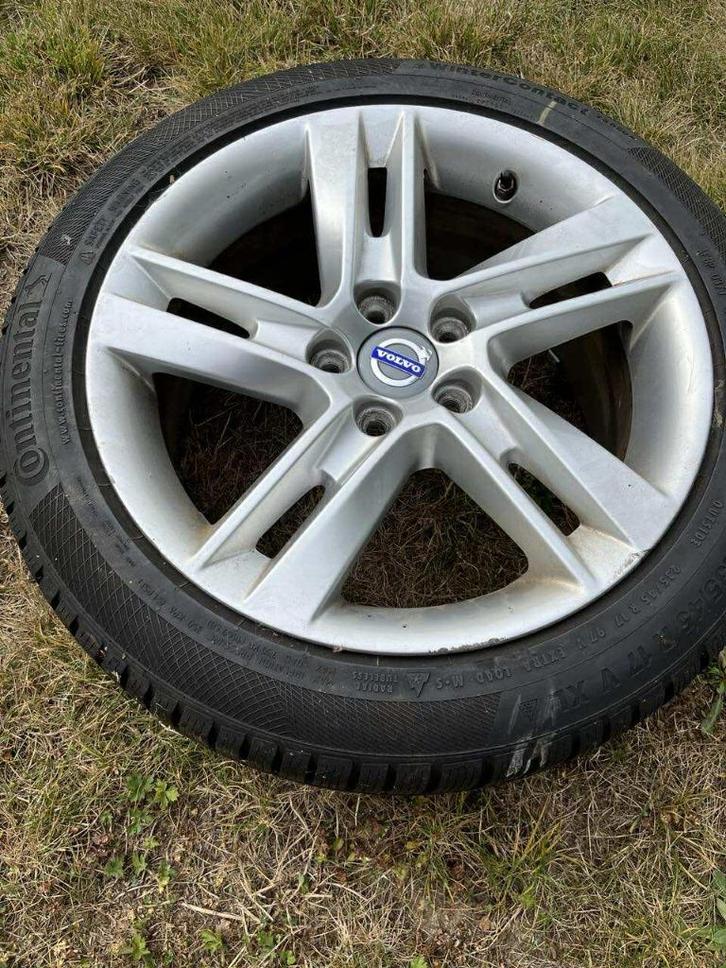 4 Winterbanden met velg Volvo, Auto-onderdelen, Banden en Velgen, Band(en), Winterbanden, 17 inch, 235 mm, Personenwagen, Gebruikt