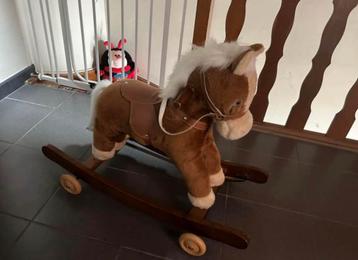 Hobbelpaard met wielen beschikbaar voor biedingen