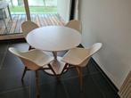 Witte ronde tafel met 4 eetkamerstoelen of keukenstoelen, Ophalen, Kunststof, Rond, Zo goed als nieuw