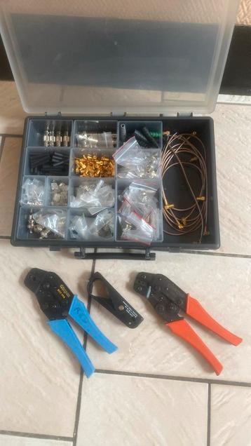 Coffret avec embouts et 2 pinces à sertir  beschikbaar voor biedingen