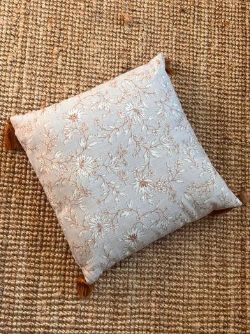 Vier kussens beige met goudachtige bloemenprint beschikbaar voor biedingen