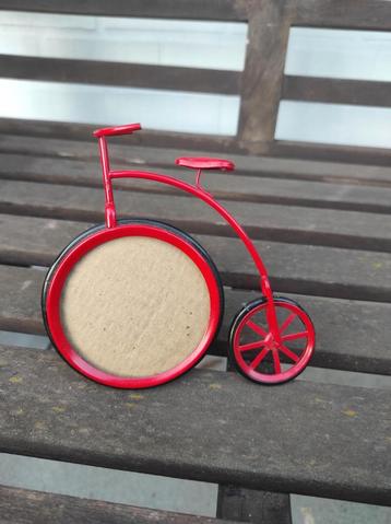 Leuke oude fiets stijl fotokader fotolijst rood glas beschikbaar voor biedingen