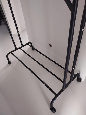 Metalen kledingrek beschikbaar voor biedingen