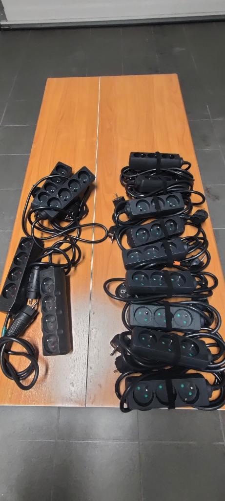 Partij stekkerdozen 4-voudig (zwart/wit), 3-voudig (zwart), Bricolage & Construction, Électricité & Câbles, Comme neuf, Autres types