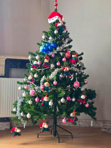 Kerstboom (1m80) met versieringen en verlichting beschikbaar voor biedingen