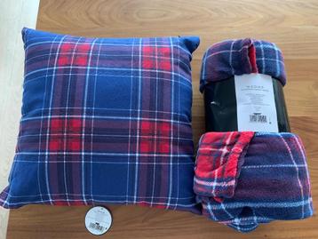 Winkelnieuw  niet gebruikt kussen + fleecedeken 130cm x 160c beschikbaar voor biedingen