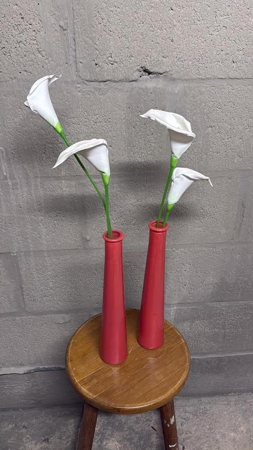 Lot de 2 vases rouges avec fleurs décoratives, Huis en Inrichting, Woonaccessoires | Vazen, Zo goed als nieuw, Rood, Minder dan 50 cm